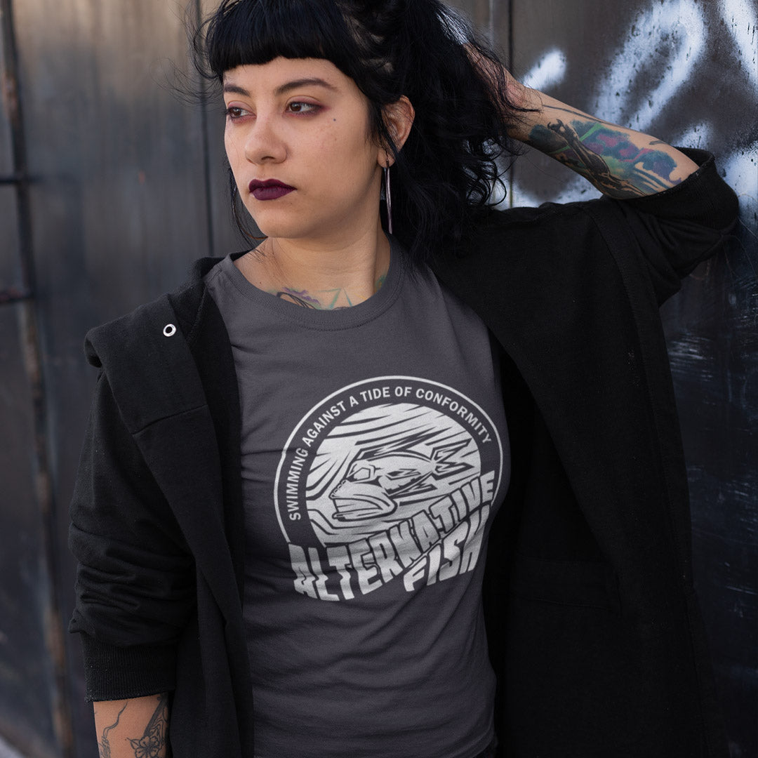 A woman wearing an anthracite grey t-shirt with An "ALTERNATIVE FISH" logo.